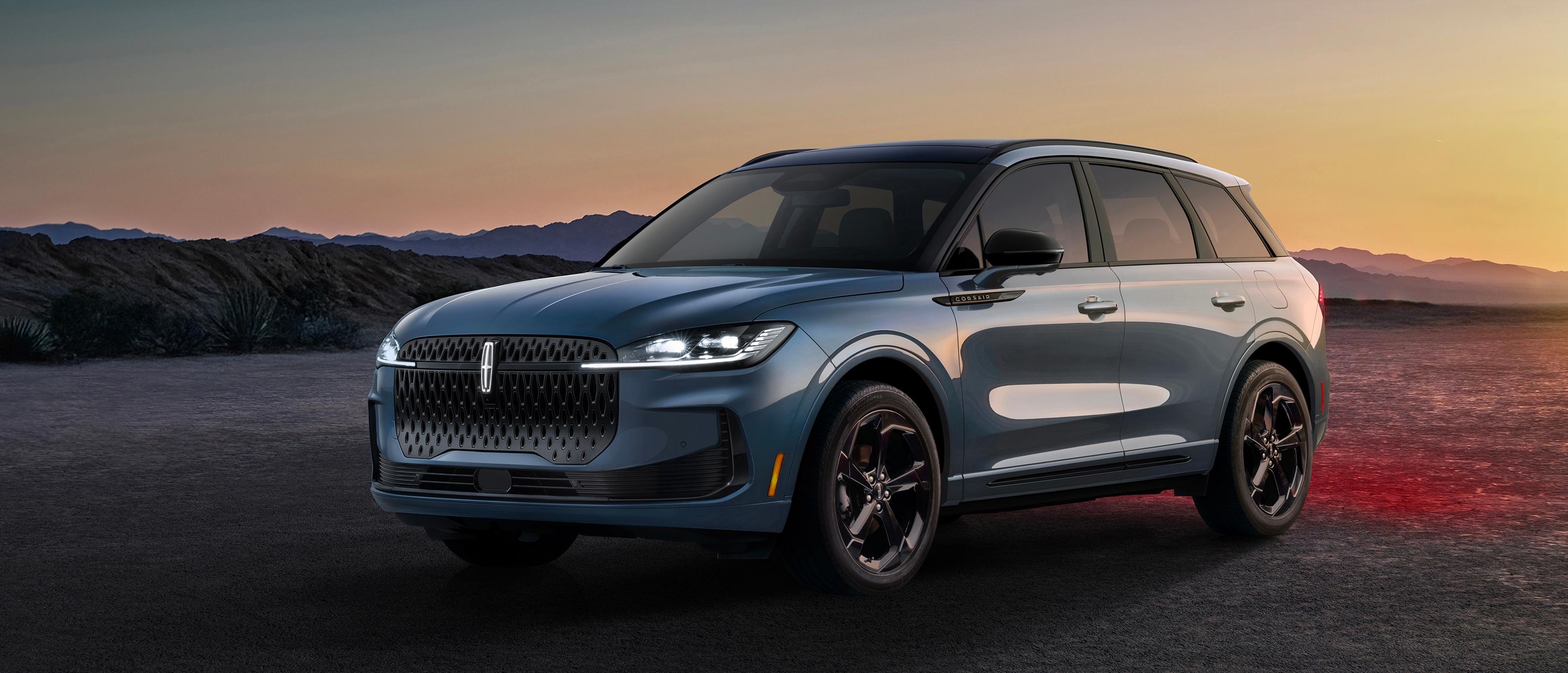 La Lincoln Corsair® Hybrid / Hybrid 2027, cuidadosamente diseñada, estacionada contra un espectacular desierto como telón de fondo en el crepúsculo