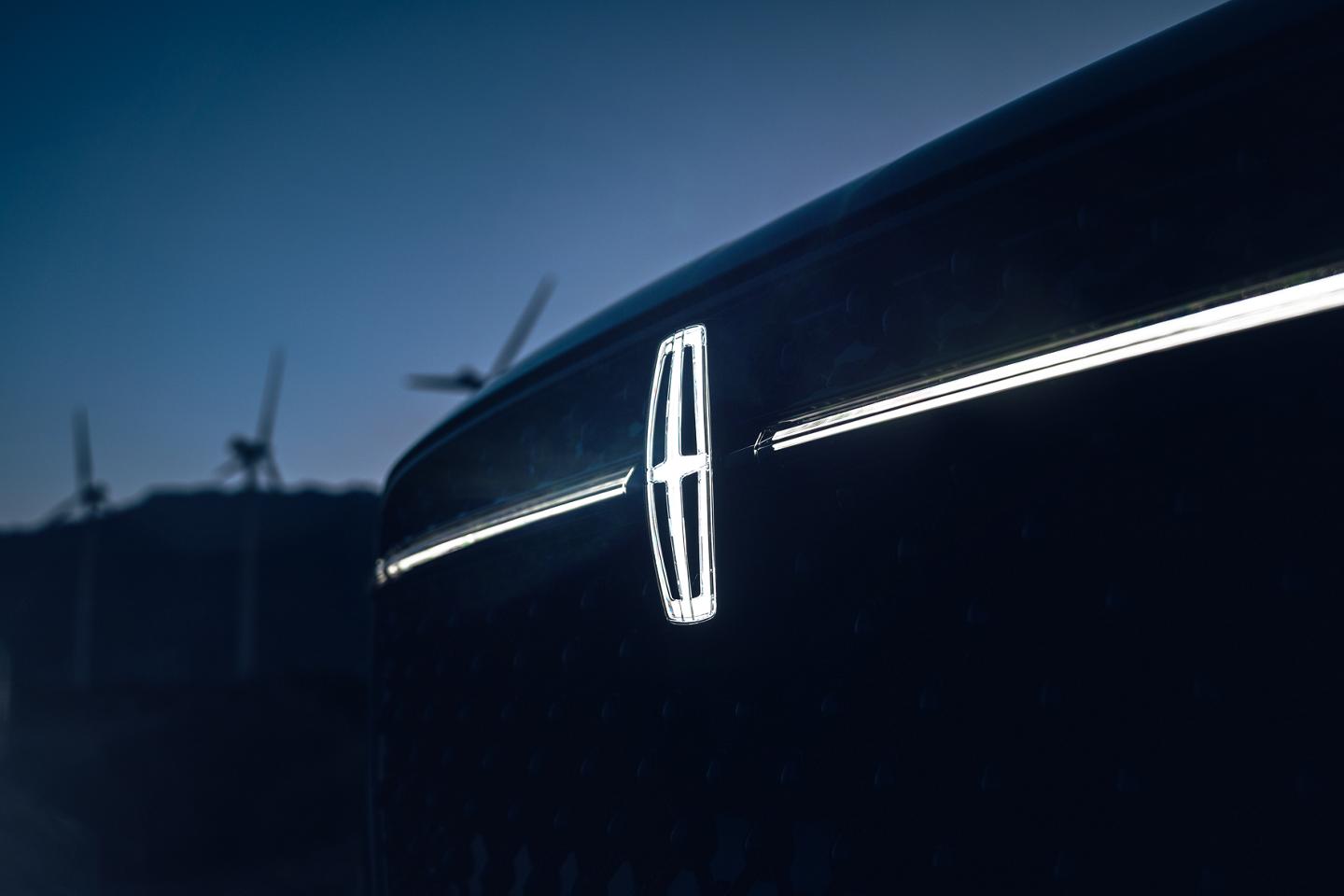 The Lincoln Star logo is in the center of the grille of a 2026 Lincoln Nautilus® SUV