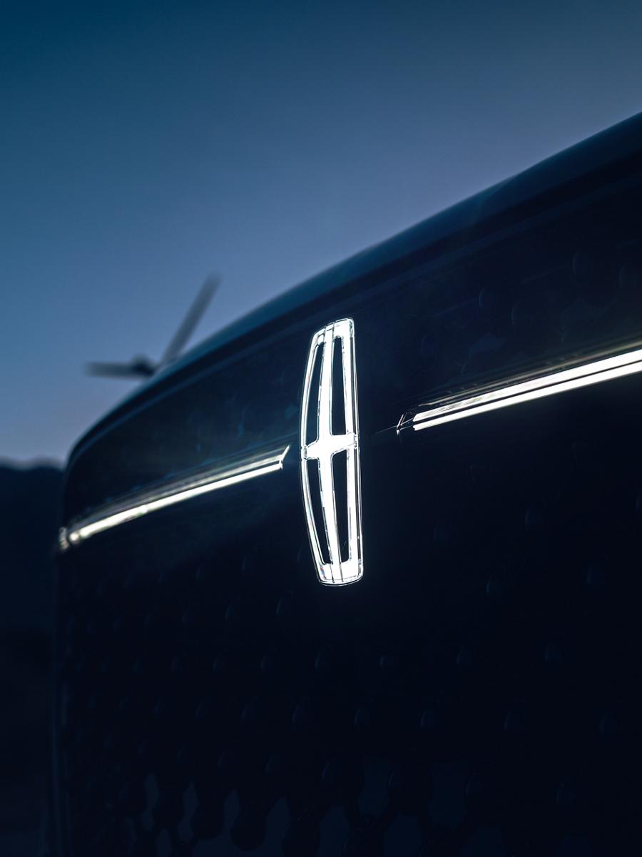 The Lincoln Star logo is in the center of the grille of a 2026 Lincoln Nautilus® SUV