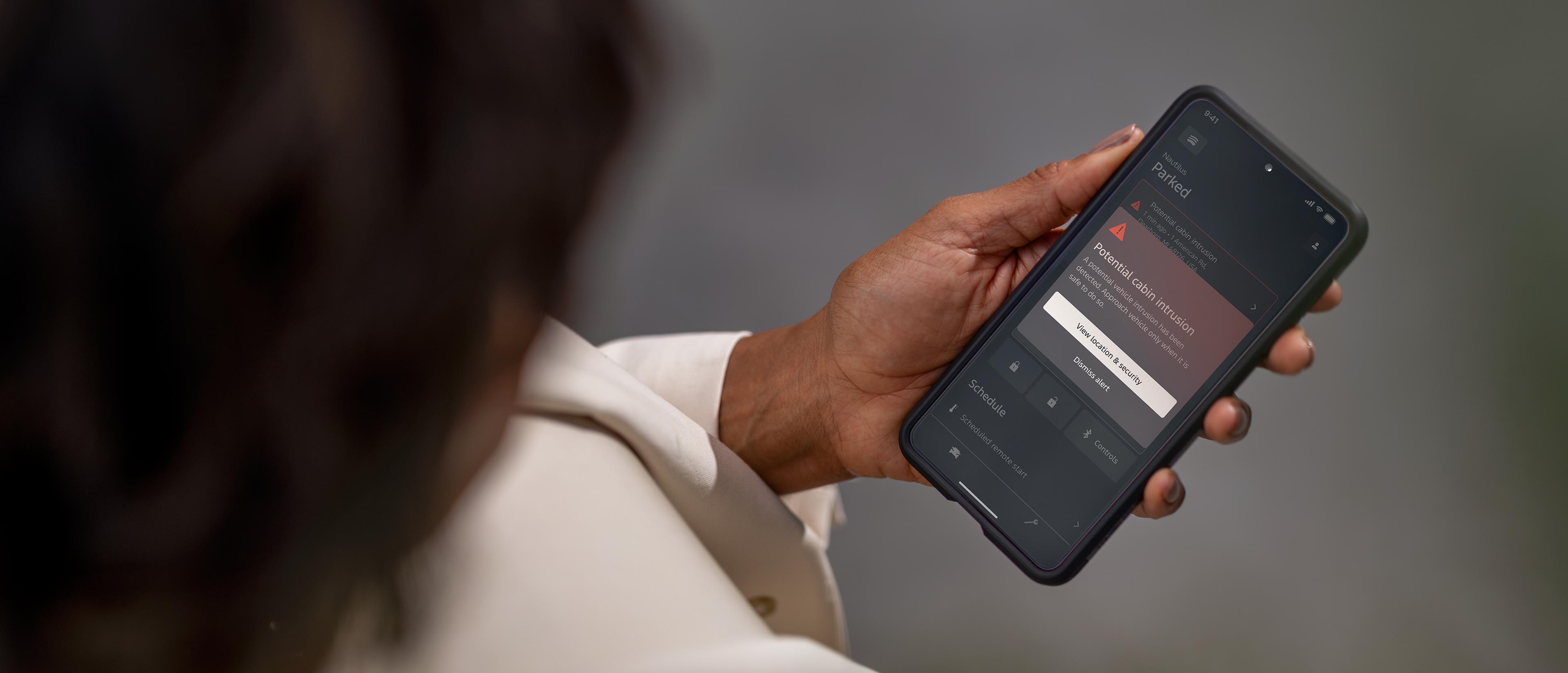 Una persona accede a las características de seguridad en una aplicación para smartphone