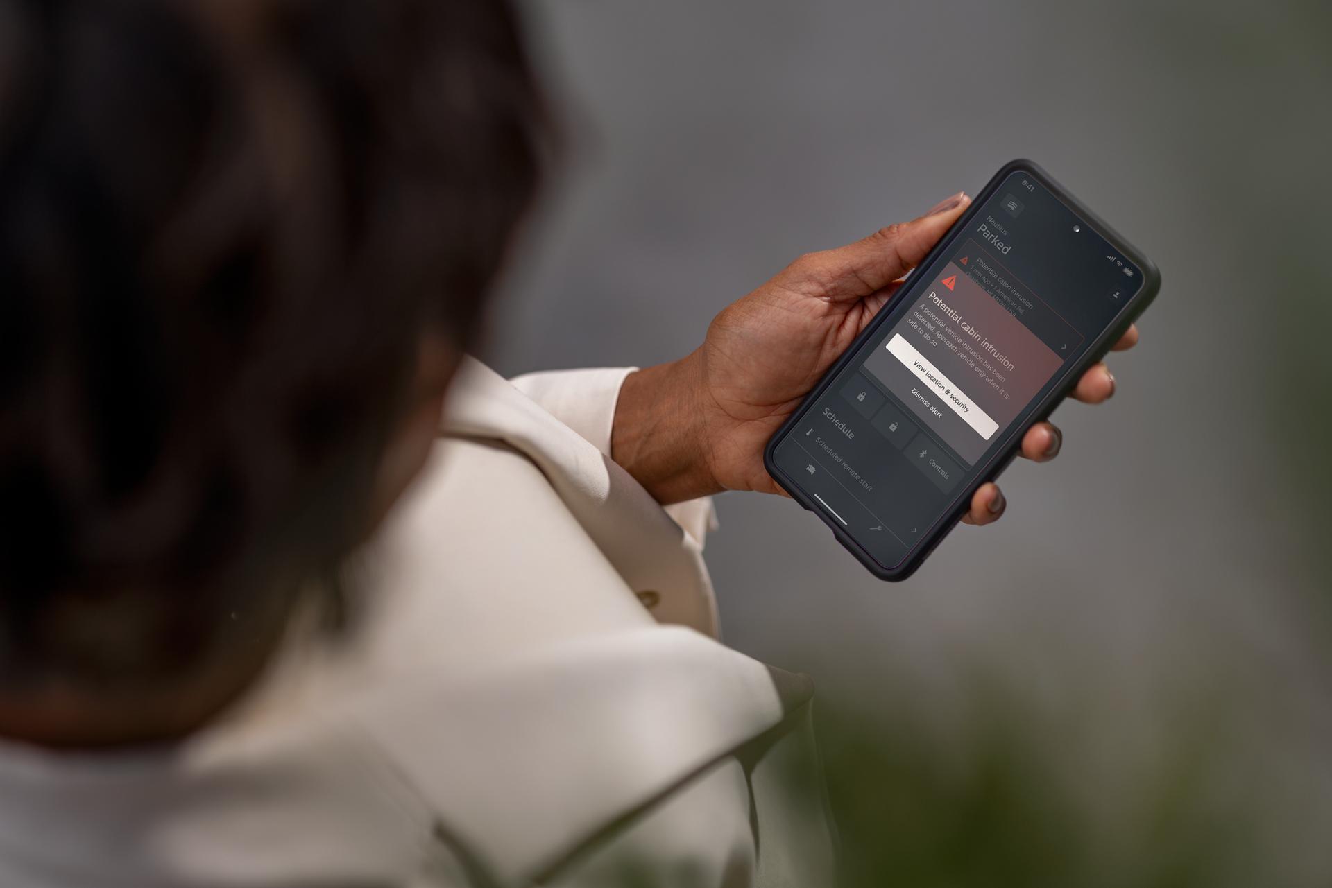 Una persona accede a las características de seguridad en una aplicación para smartphone