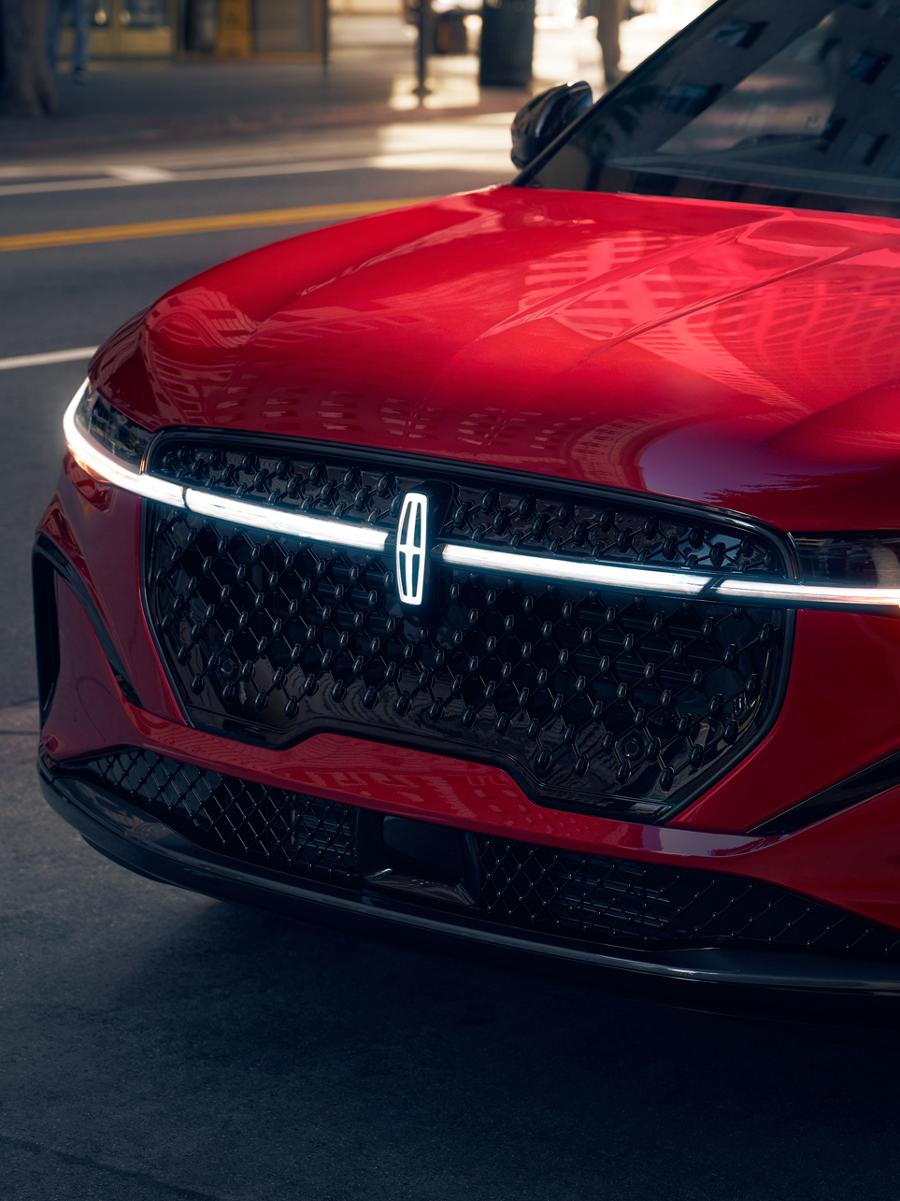 La parrilla delantera de una SUV Lincoln Nautilus® 2026 con una barra de luces LED que abarca todo el ancho