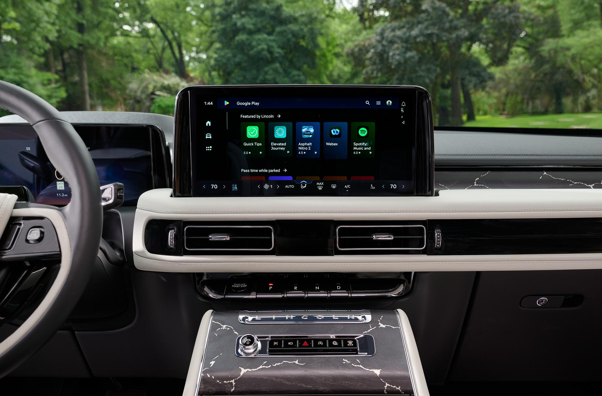 La pantalla táctil central de una SUV Lincoln Aviator® 2027.
