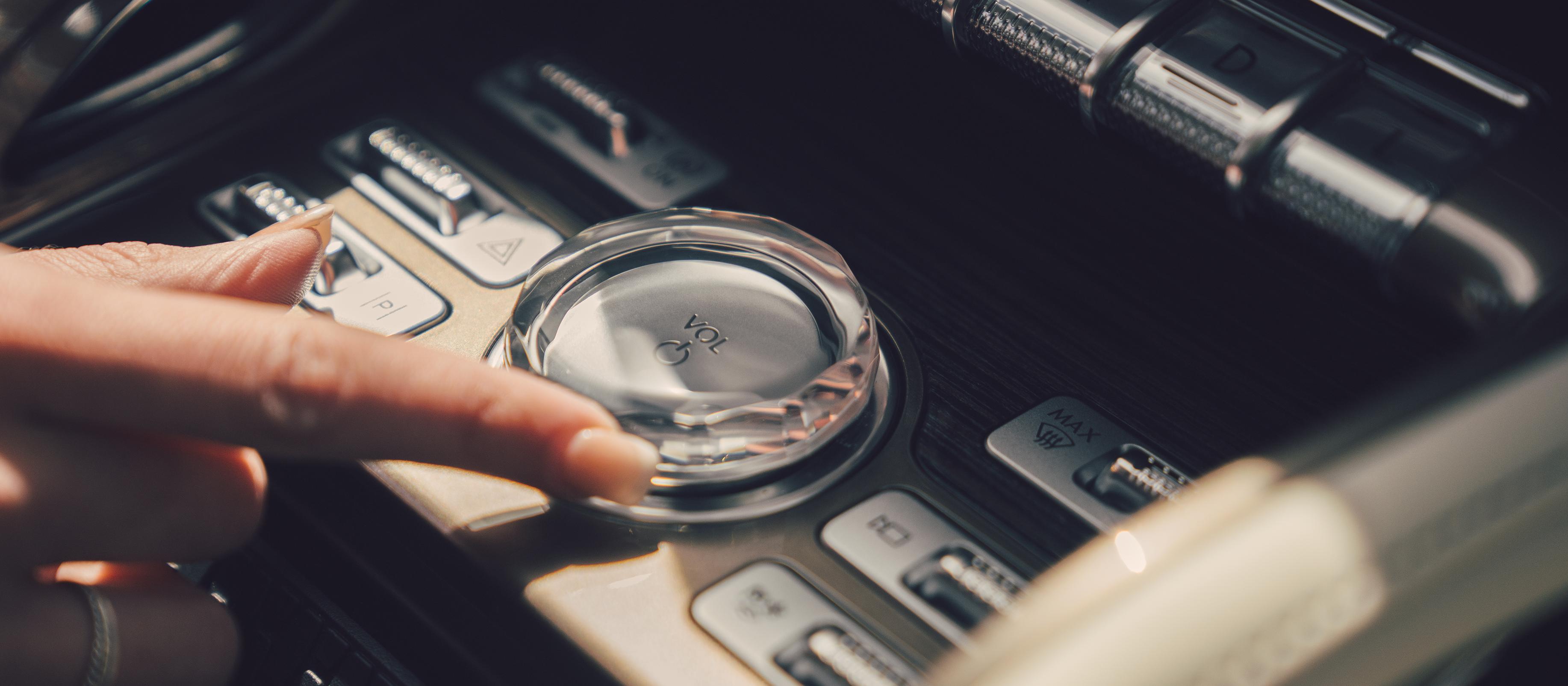 The crystal-inspired volume knob of a 2026 Lincoln Nautilus® SUV in the center console