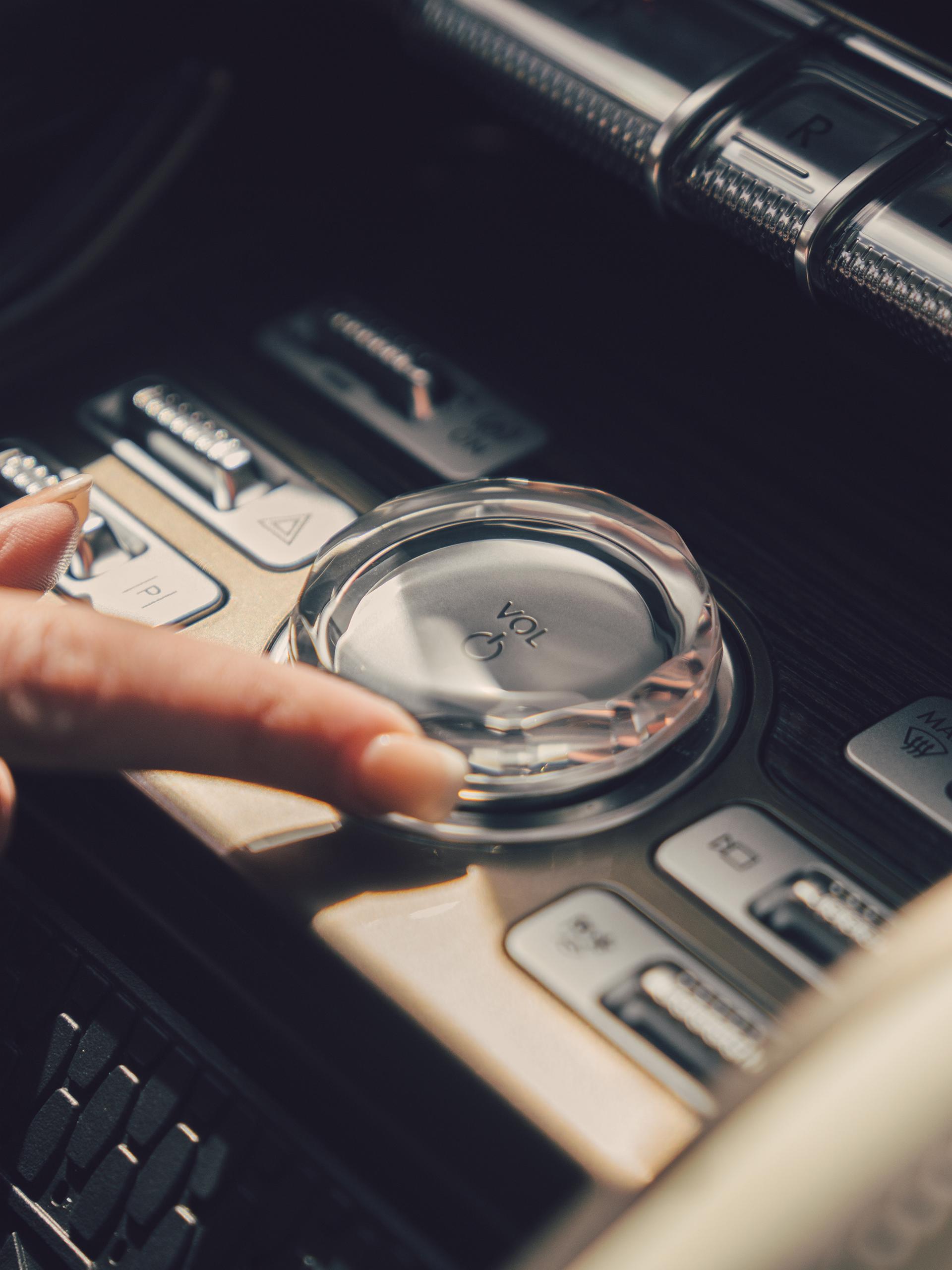 The crystal-inspired volume knob of a 2026 Lincoln Nautilus® SUV in the center console