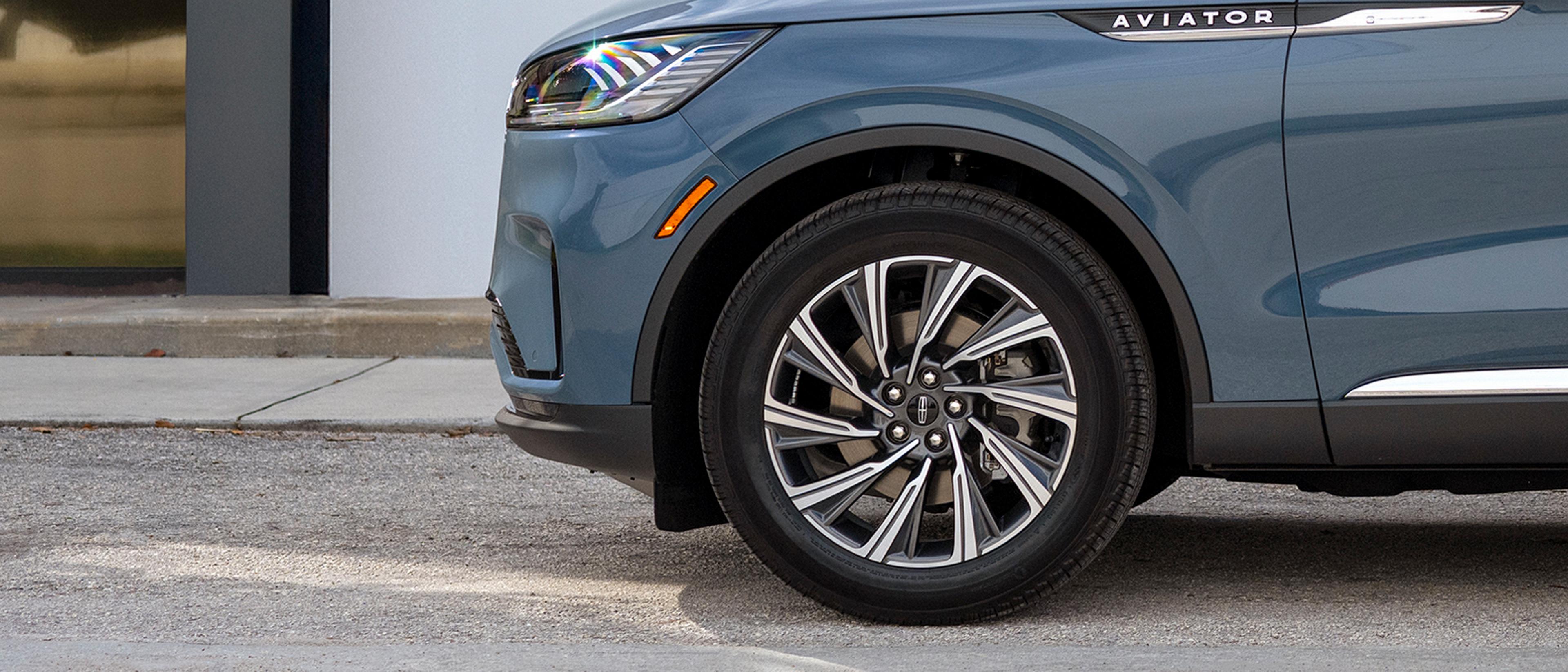 The 22" Ebony Black-painted bright-machined wheel