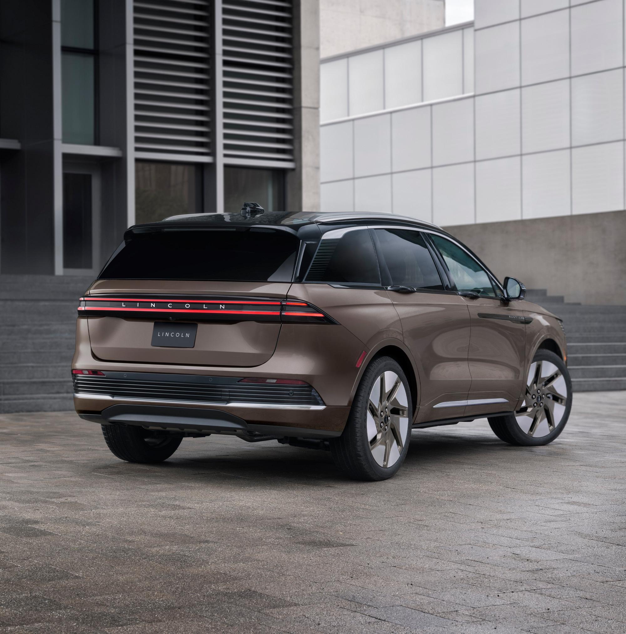 Una amplia mirada al diseño renovado de la parte trasera de la SUV Lincoln Nautilus® 2027
