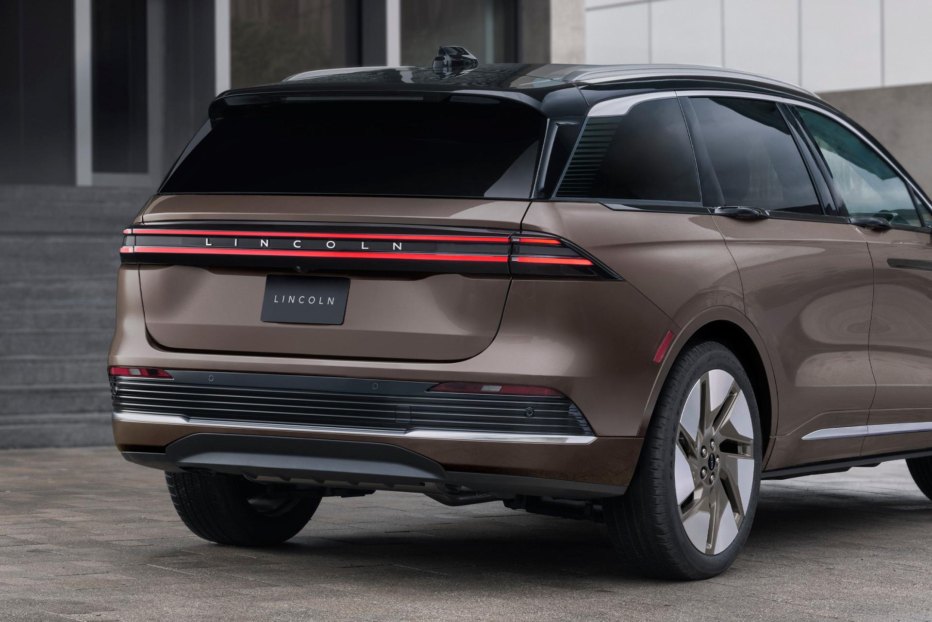 El exterior trasero ingeniosamente diseñado de la SUV Lincoln Nautilus® 2027 incluye luces traseras, fascia y puerta trasera actualizadas