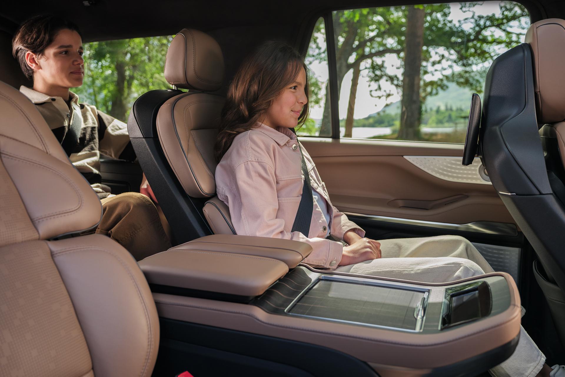 Dos niños se sientan cómodos en la segunda y tercera fila de una Lincoln Black Label Navigator 2026