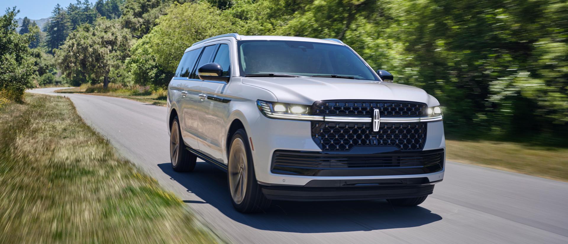 Una SUV Lincoln Navigator® 2026 circulando por un camino rural