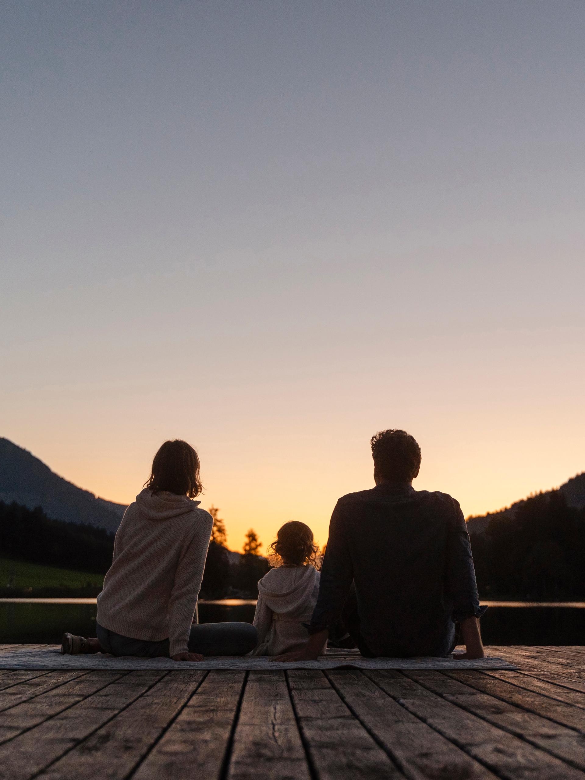 Una familia disfruta de una puesta de sol
