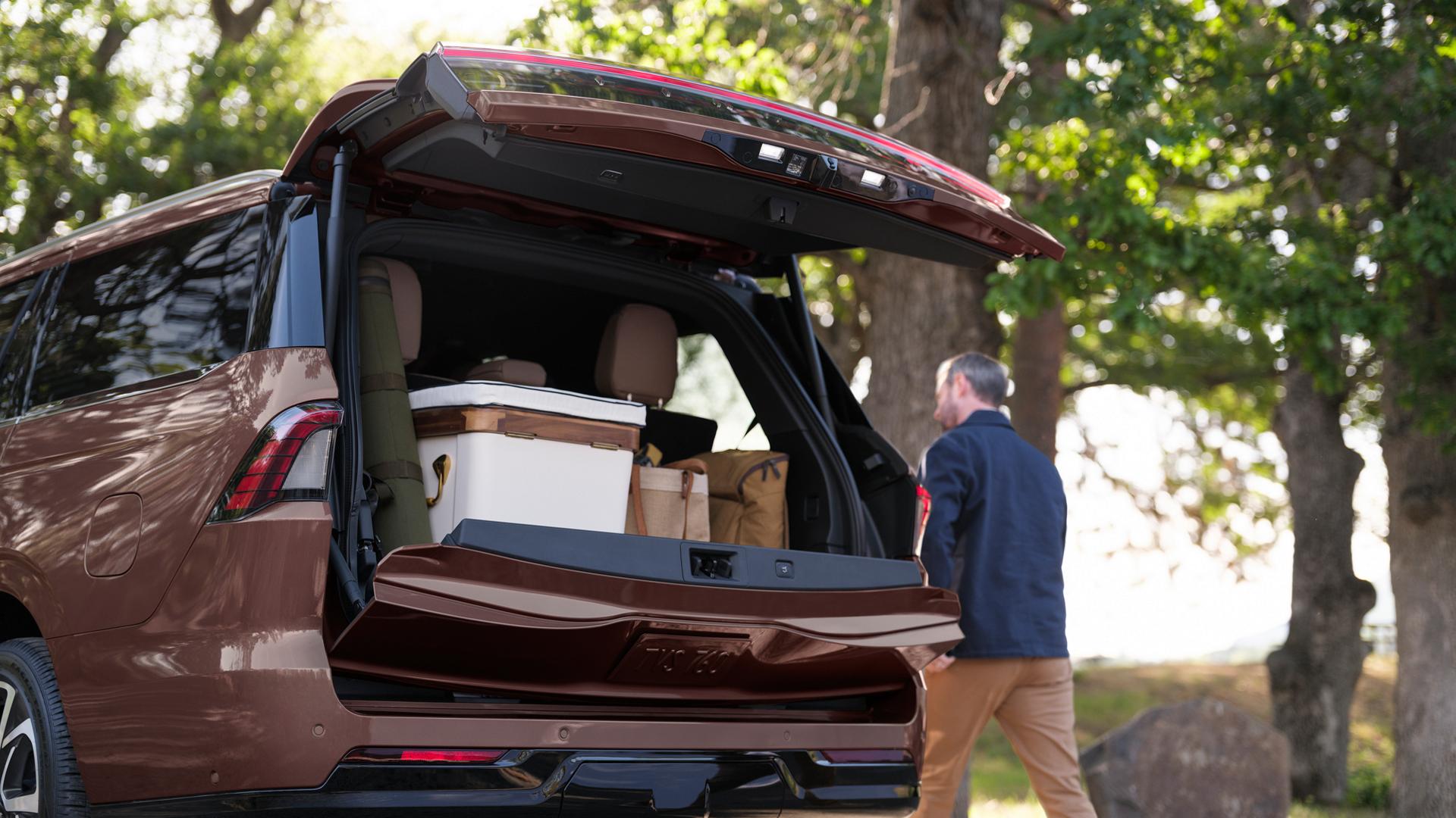 The rear of a 2027 Lincoln Navigator® SUV with the Lincoln Split Gate closed