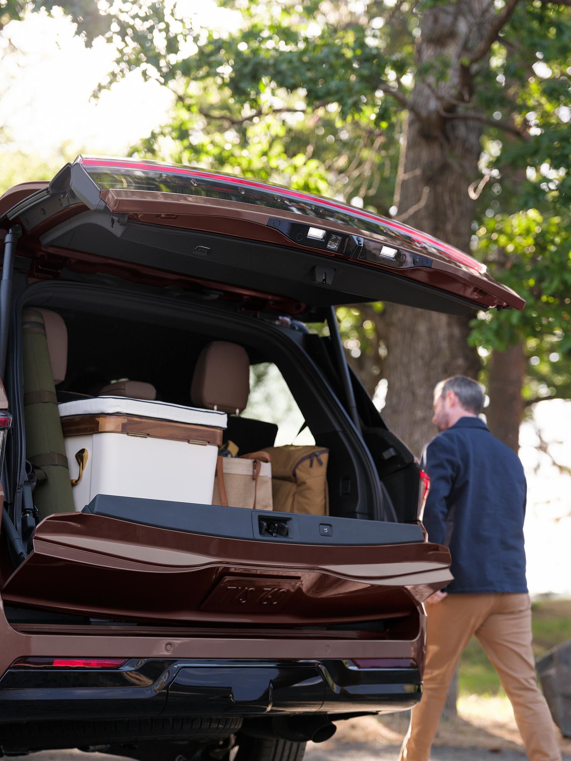 The rear of a 2027 Lincoln Navigator® SUV with the Lincoln Split Gate closed