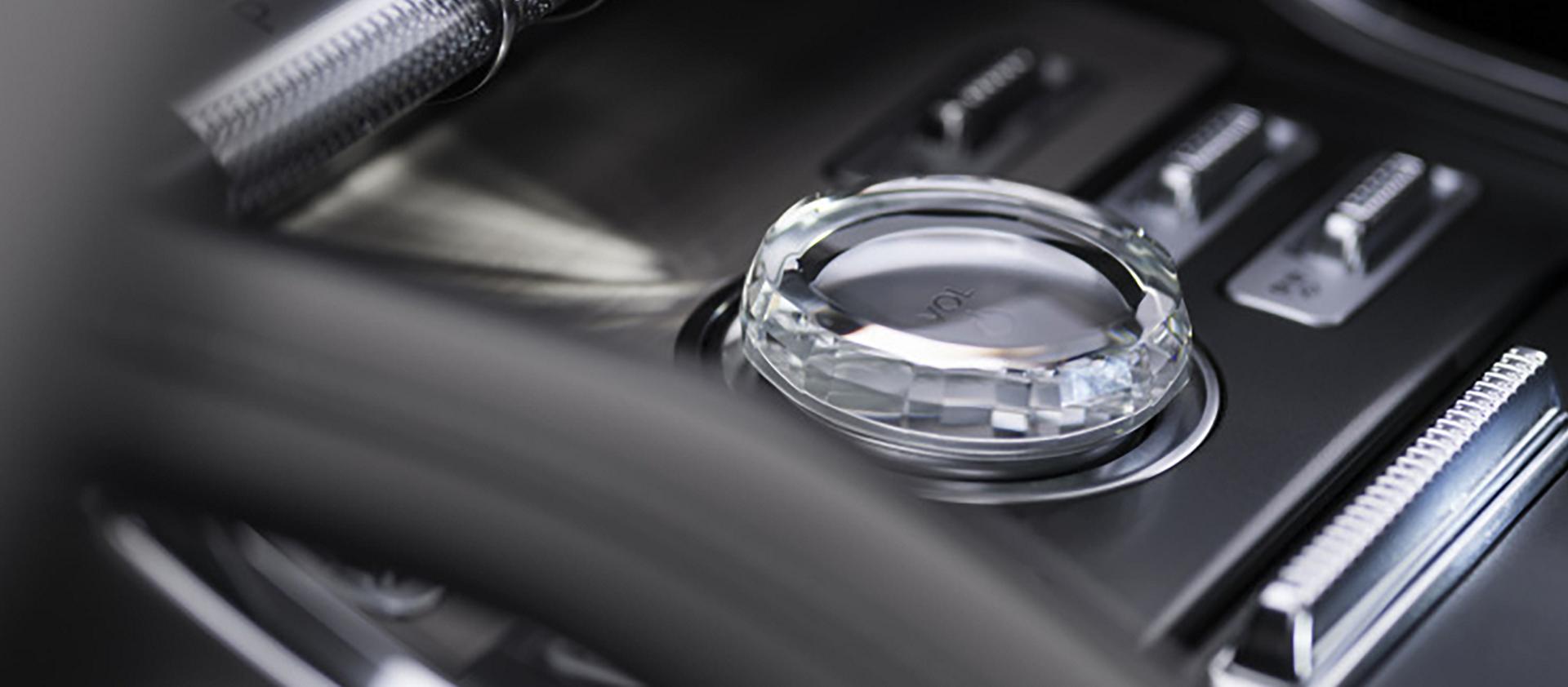 La perilla de volumen inspirada en el cristal dentro de una SUV Lincoln Nautilus® 2026