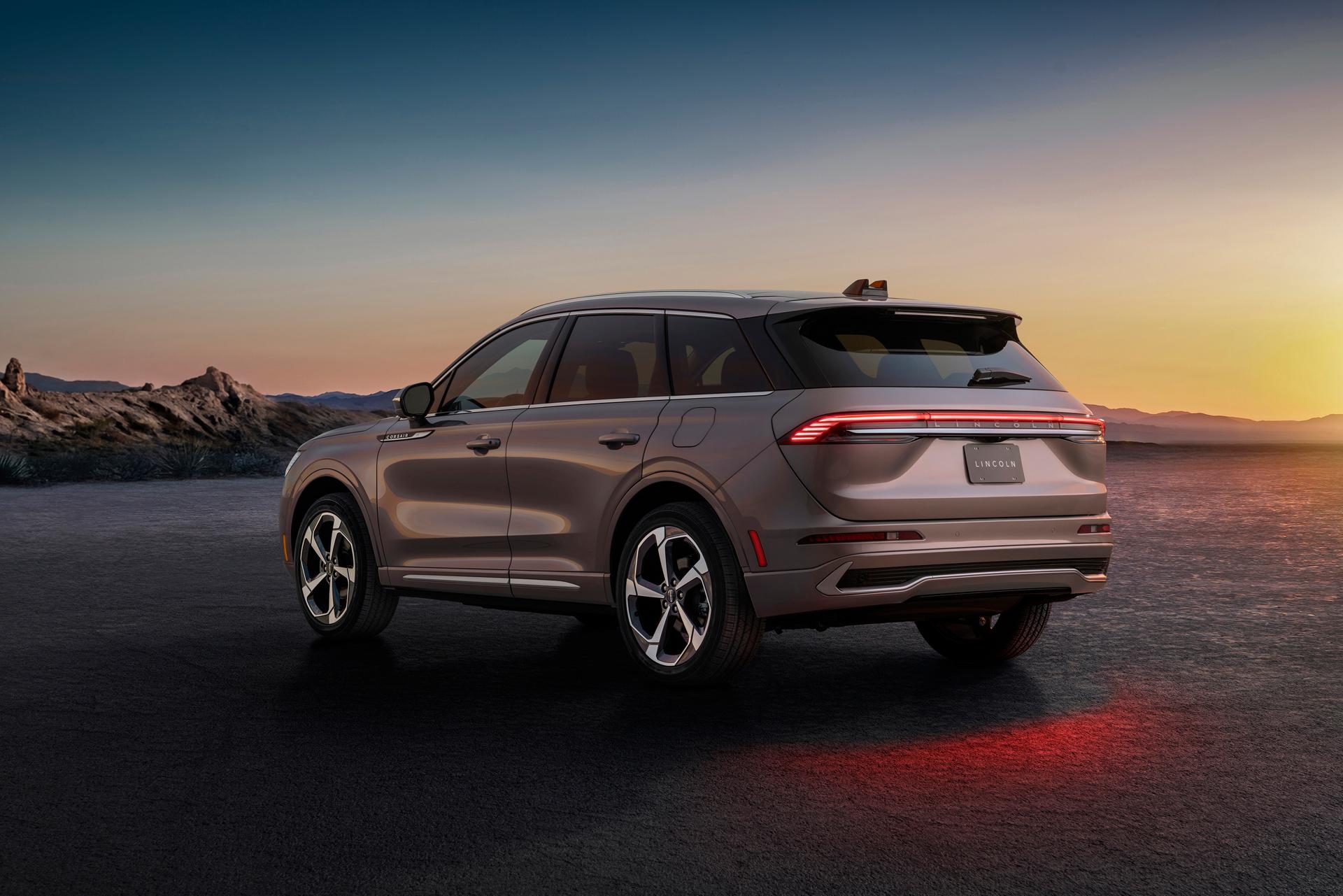 Una vista angular de la Lincoln Corsair® Hybrid / Hybrid 2027 estacionada en un lugar remoto al anochecer