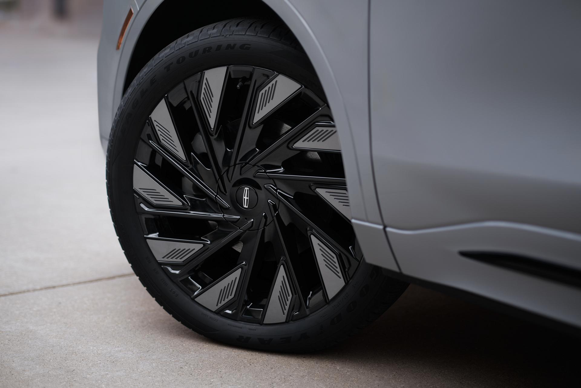Un primer plano del estilo con detalles en negro de la SUV Lincoln Nautilus® 2027 con el paquete de apariencia Jet disponible