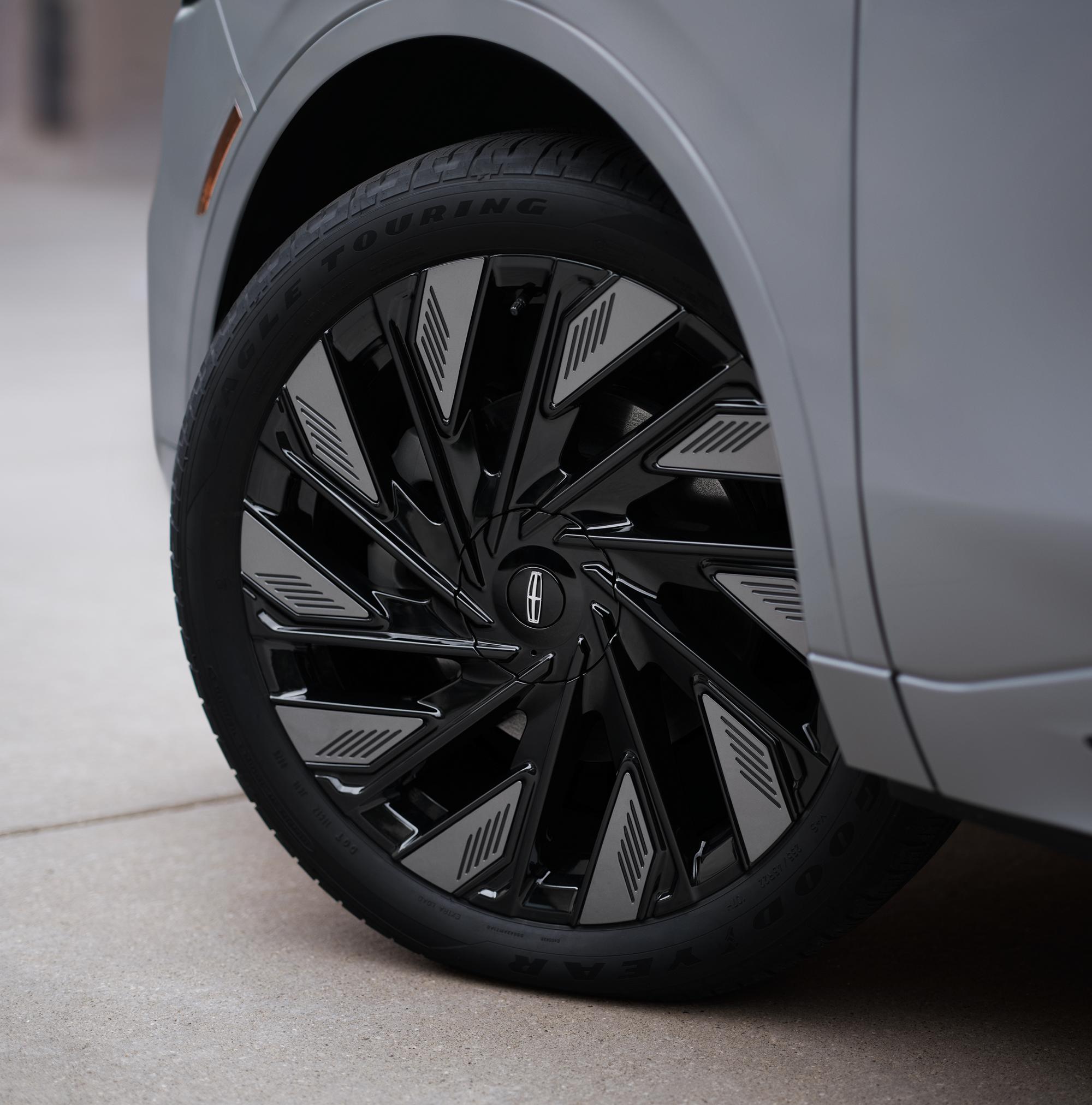 Un primer plano de los expresivos detalles en la rueda de una SUV Lincoln Nautilus® 2027