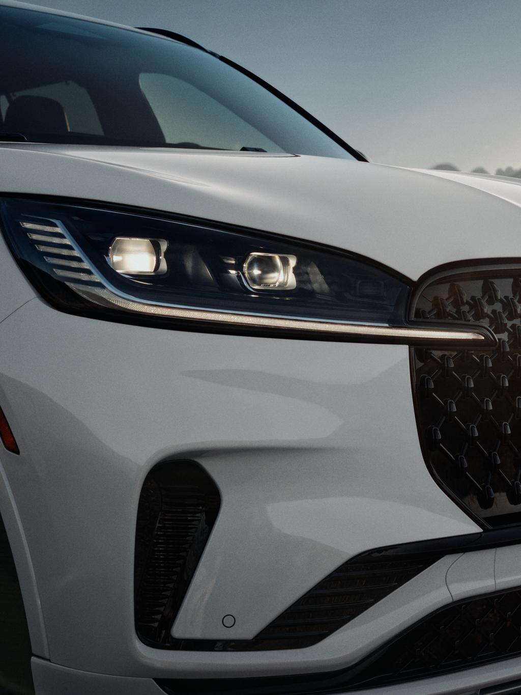 The front left headlamp of the 2025 Lincoln Aviator® SUV is shown.
