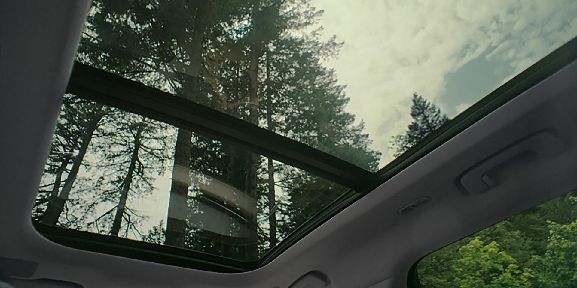 El techo panorámico Vista Roof® de una SUV Lincoln Nautilus® 2026 está abierto