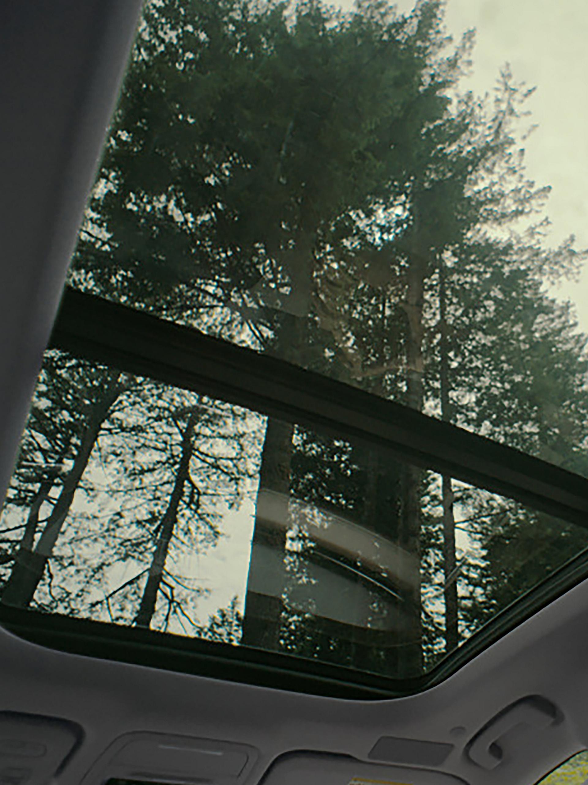 El cielo y los árboles se ven a través del Vista Roof® panorámico de una SUV Lincoln Nautilus® 2026