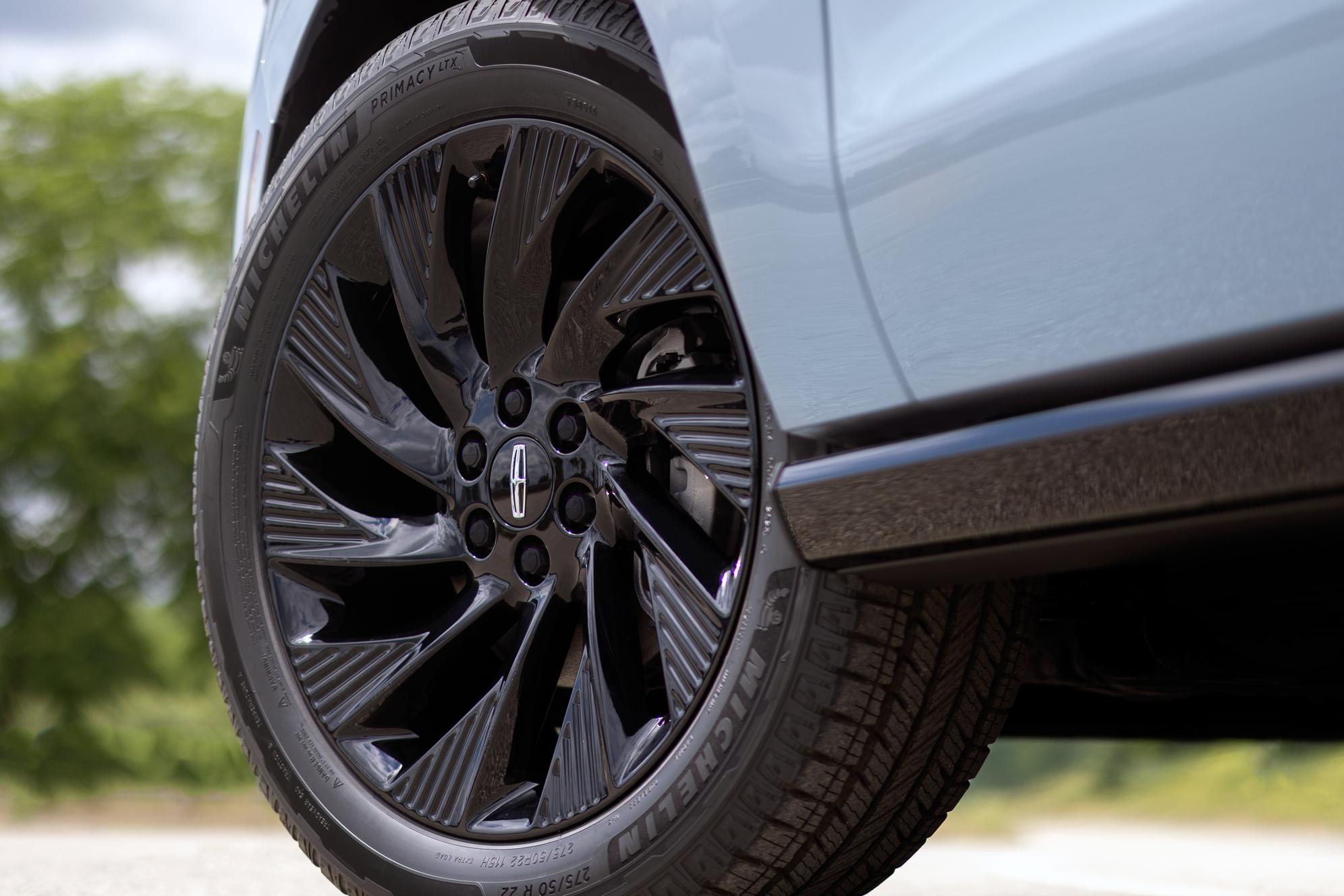 A close up of the 22" High Gloss Ebony Black Aluminum Wheel, included with the available Jet Appearance Package