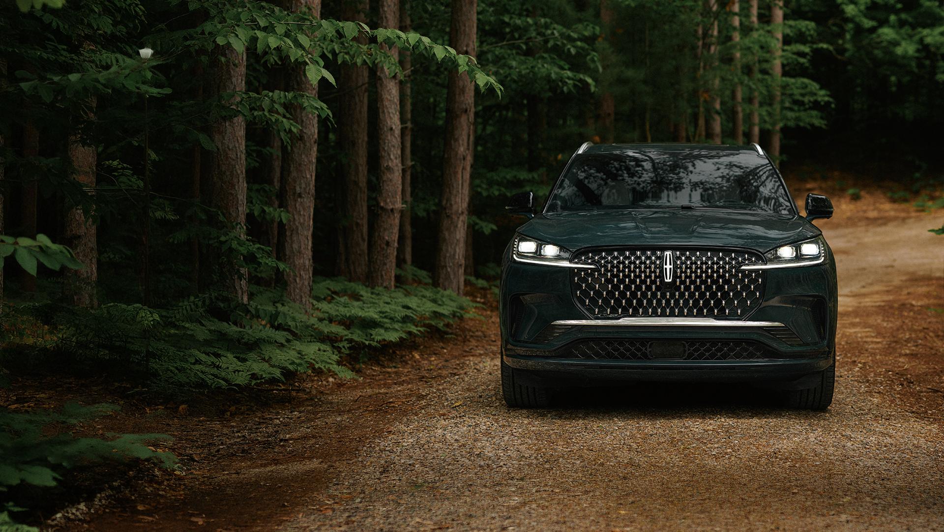 Una SUV Lincoln Aviator® 2027 circula por un camino forestal remoto