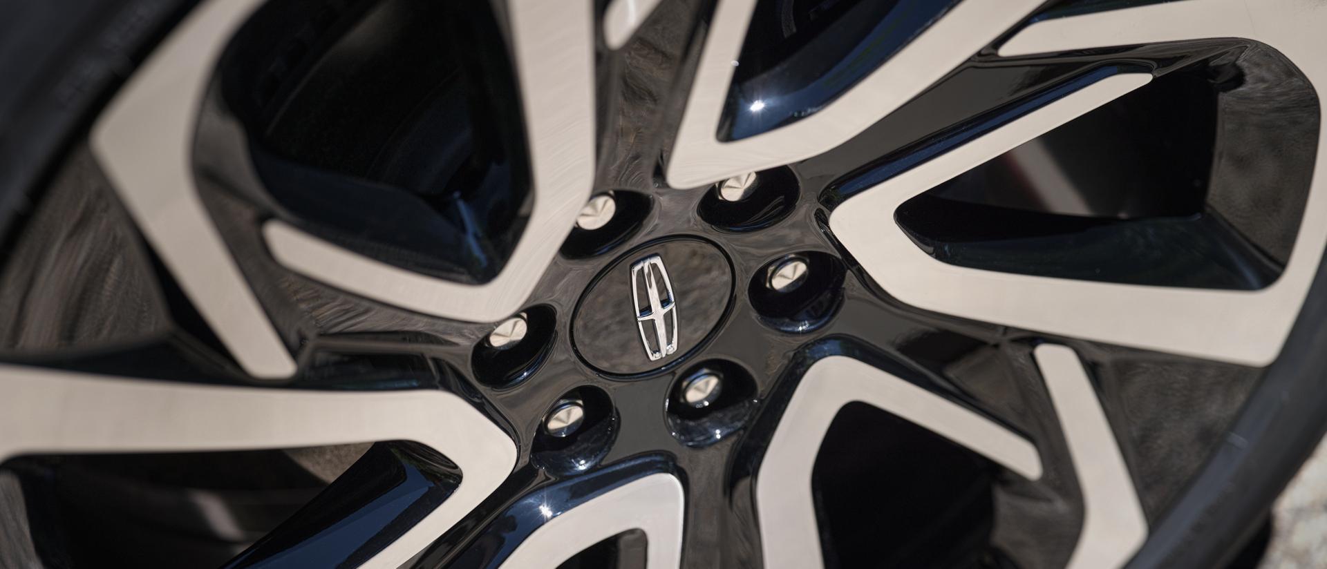 The 24" Bright-Machined Aluminum Wheel with Ebony-Painted Pockets