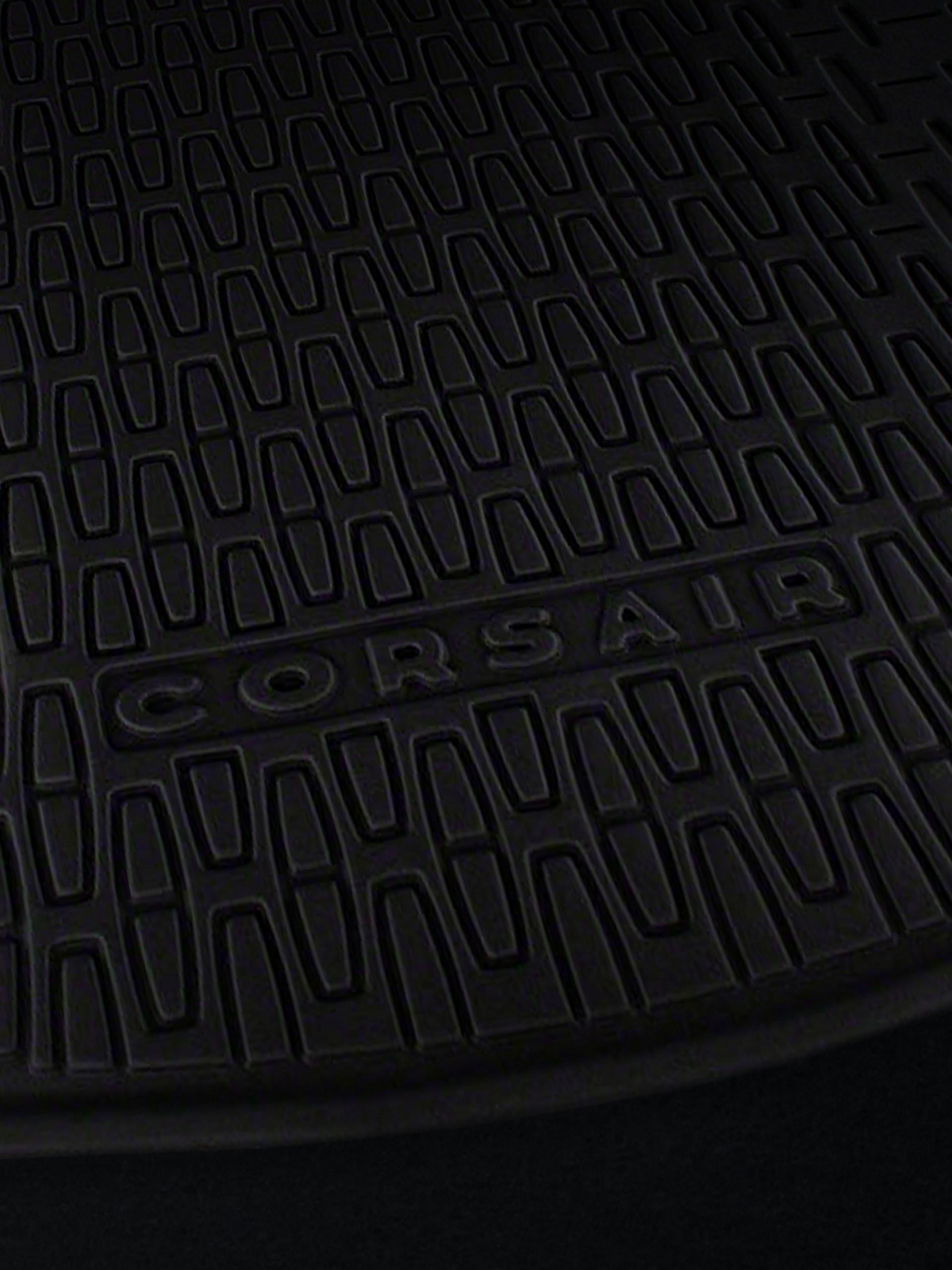 Interior de la Lincoln Aviator 2026 con tapetes alfombrados