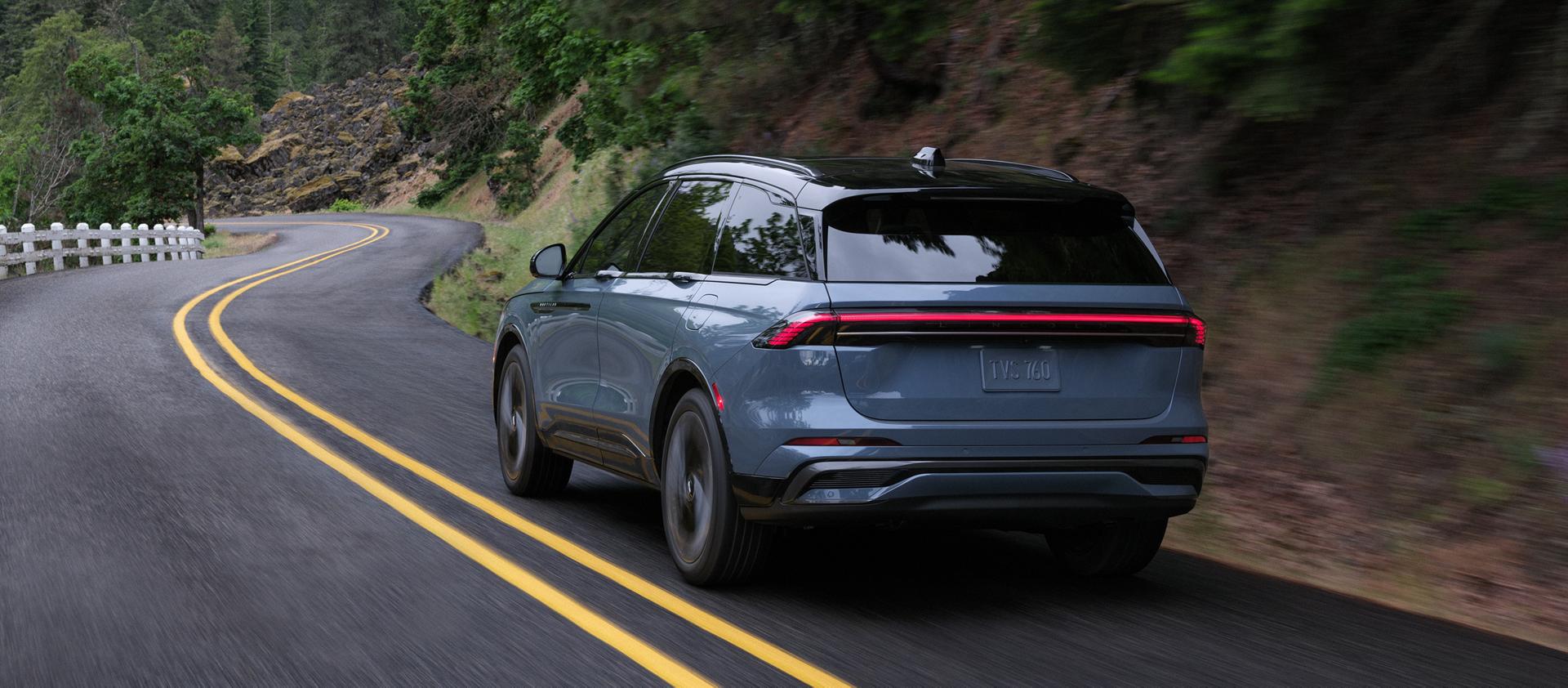 La iluminación LED se extiende por la puerta trasera levadiza de una SUV Lincoln Black Label Nautilus® 2026
