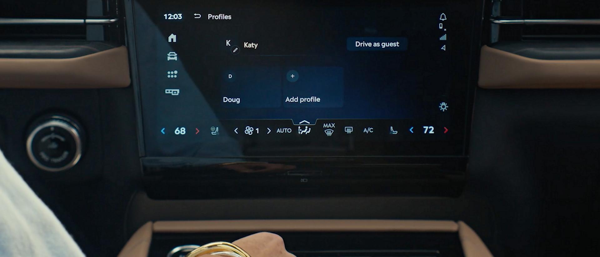 Una mujer en una Black Label Navigator 2026 está a punto de cambiar la configuración del perfil de su propio perfil al de su esposo