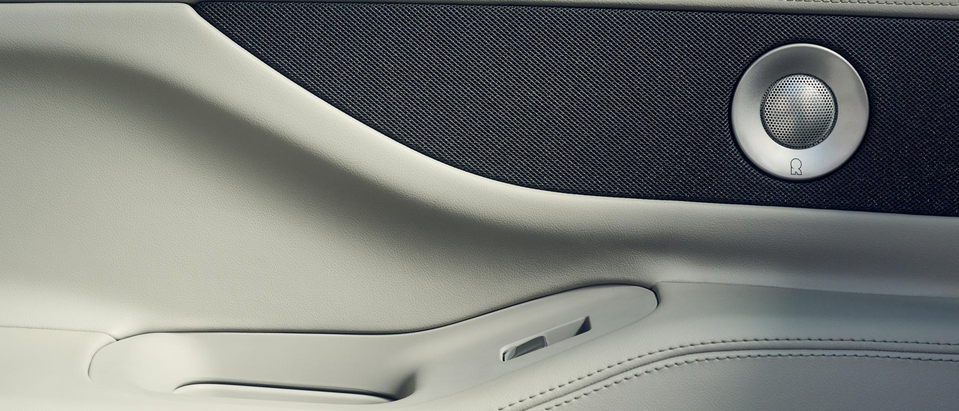 Los altavoces Revel® Ultima se muestran en la puerta del conductor de una SUV Lincoln Navigator® 2026