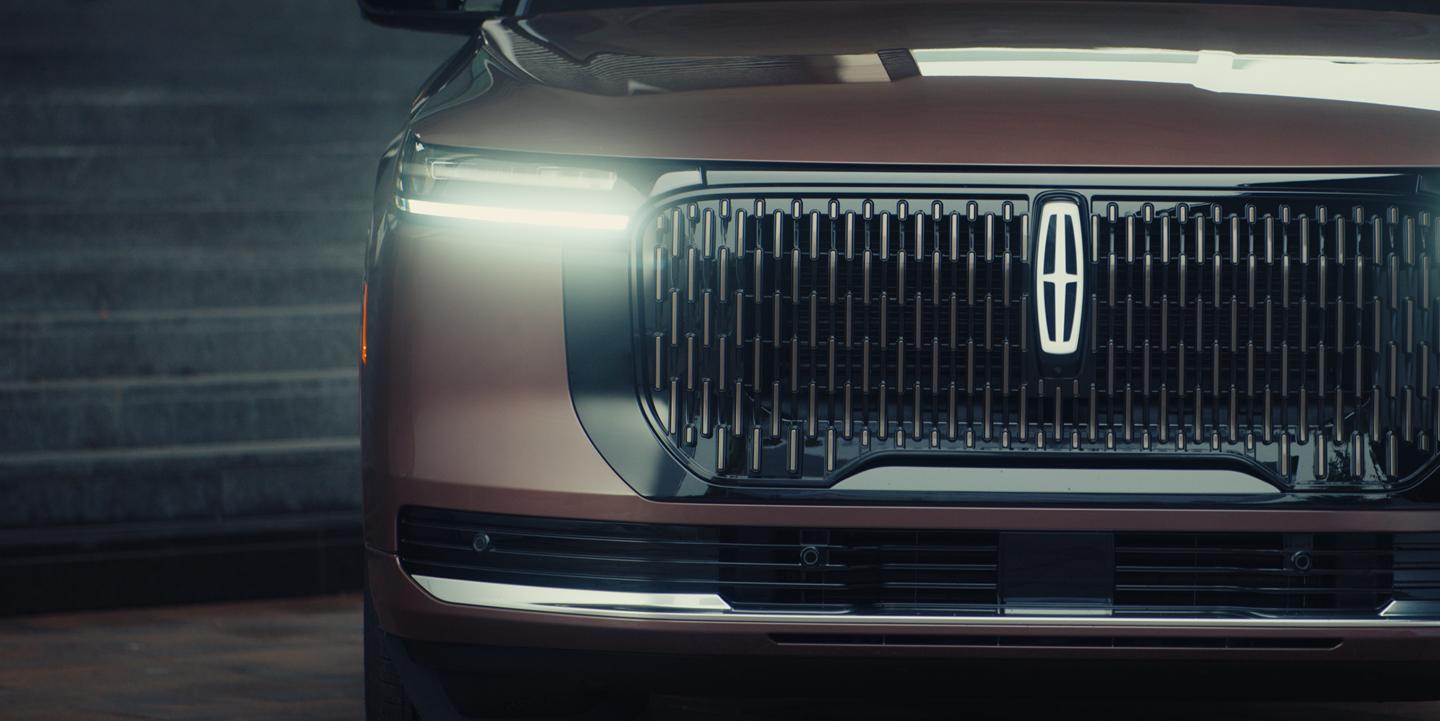 La parrilla y los faros delanteros distintivos hacen una llamativa declaración en la SUV Lincoln Nautilus® 2027