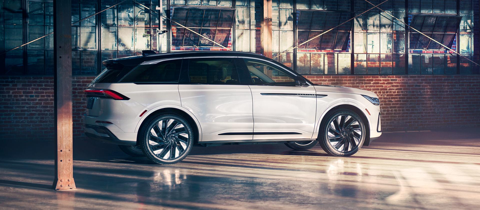 Una SUV Lincoln Black Label™ Nautilus® 2026 con ruedas de 22" disponibles