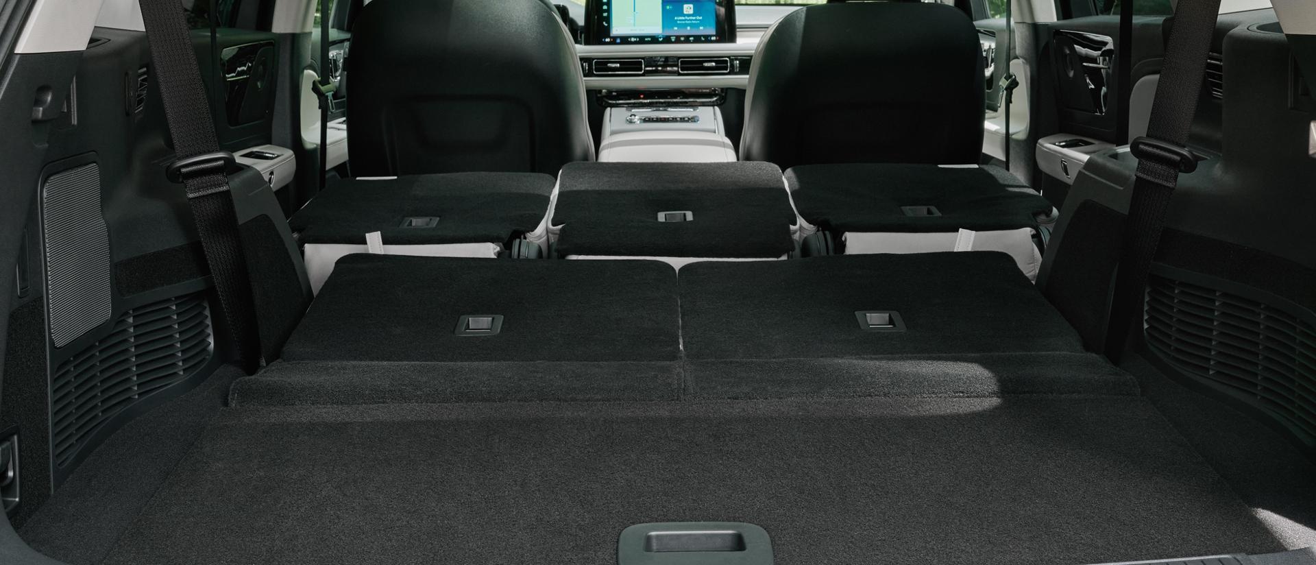 Se muestra la cabina completa de una SUV Lincoln Aviator® 2027 a través de la puerta trasera levadiza abierta