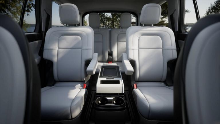 La segunda fila de un SUV 2026 Lincoln Aviator® con sillas de capitán