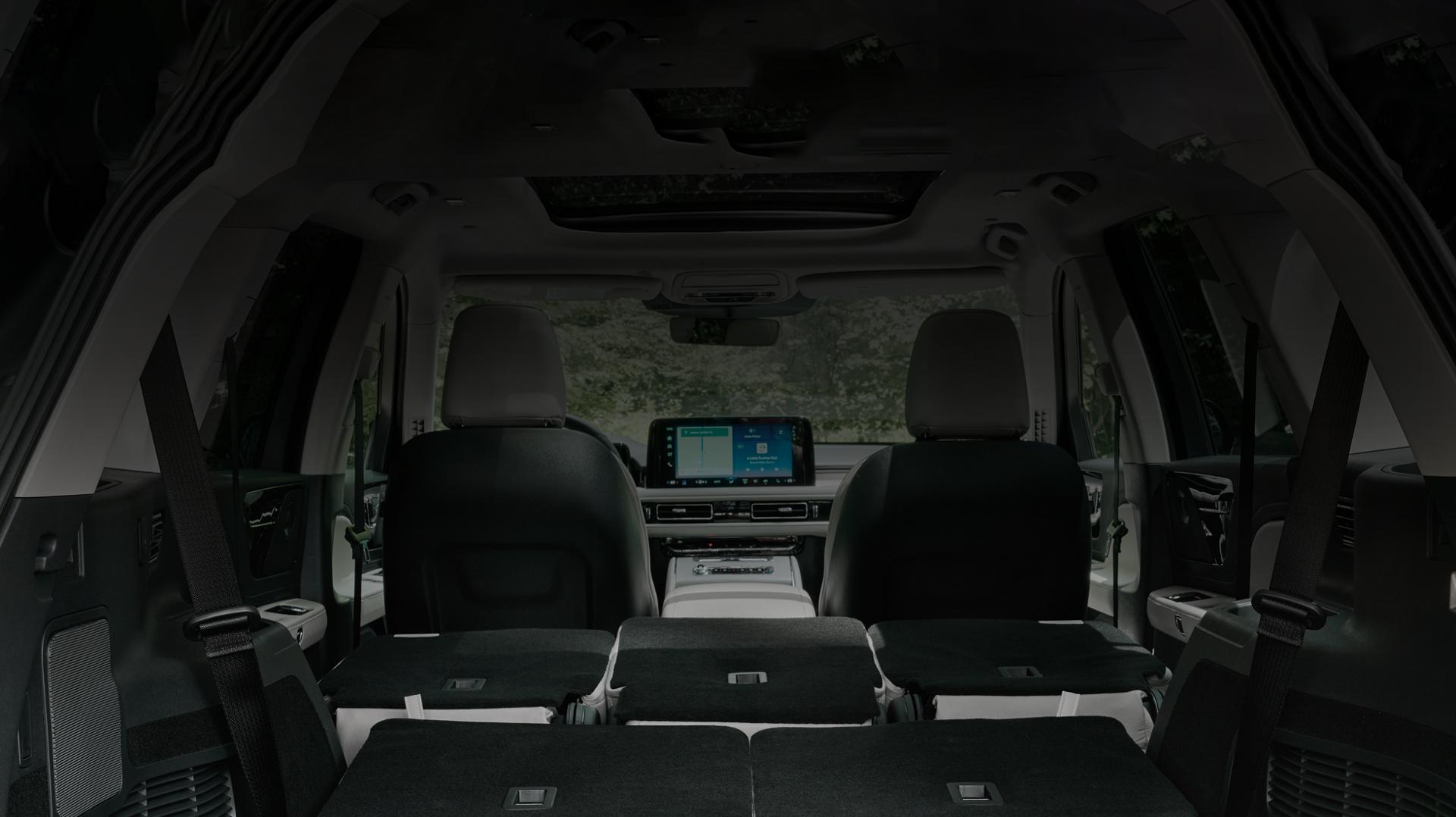 Se muestra la cabina completa de una SUV Lincoln Aviator® 2027 a través de la puerta trasera levadiza abierta