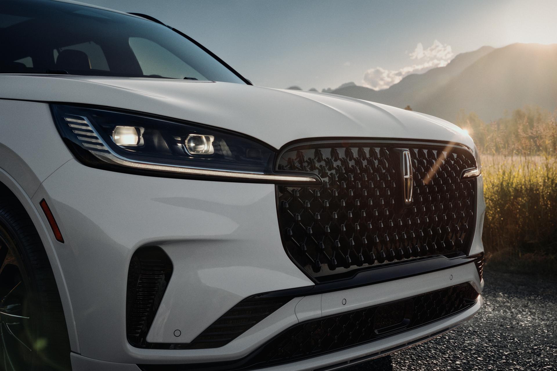 Se iluminan los faros delanteros con luces altas automáticas de una SUV Lincoln Aviator® 2026