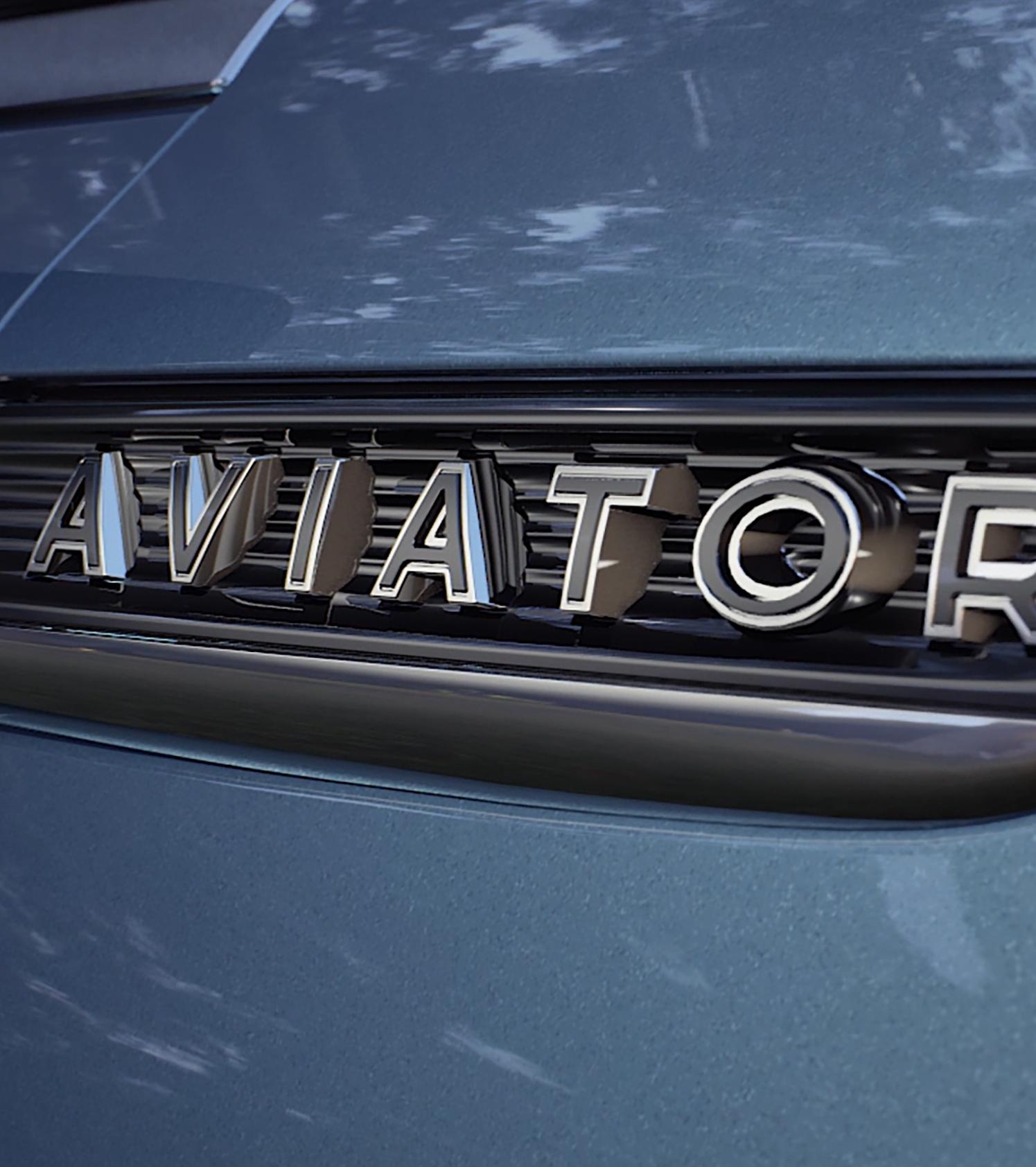 El emblema en el costado de una SUV Lincoln dice Aviator