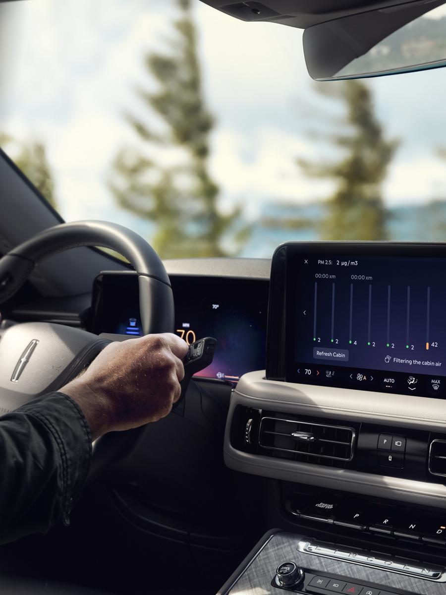 The available Auto Air Refresh screen is shown on the center touchscreen of a 2026 Lincoln Aviator® SUV