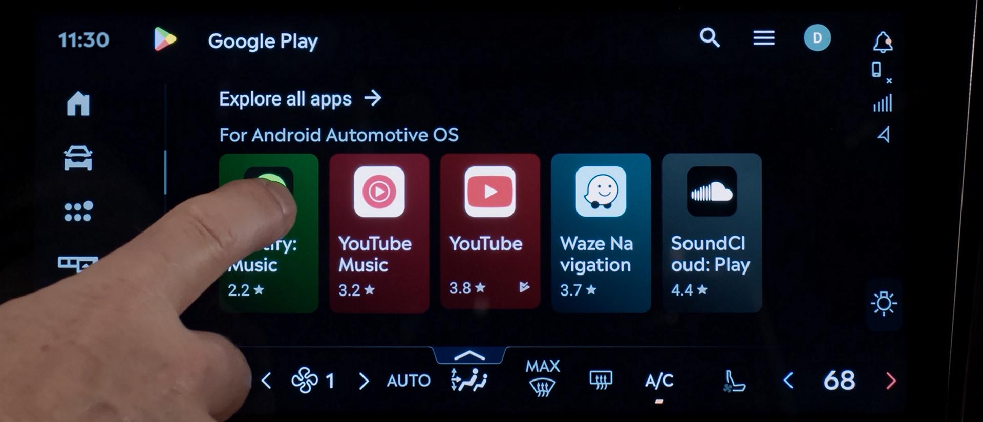 Un dedo presiona un botón en la pantalla táctil central dentro de una SUV Lincoln Navigator® 2026